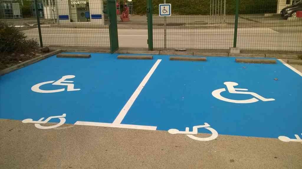 place de parking personne mobilité réduite